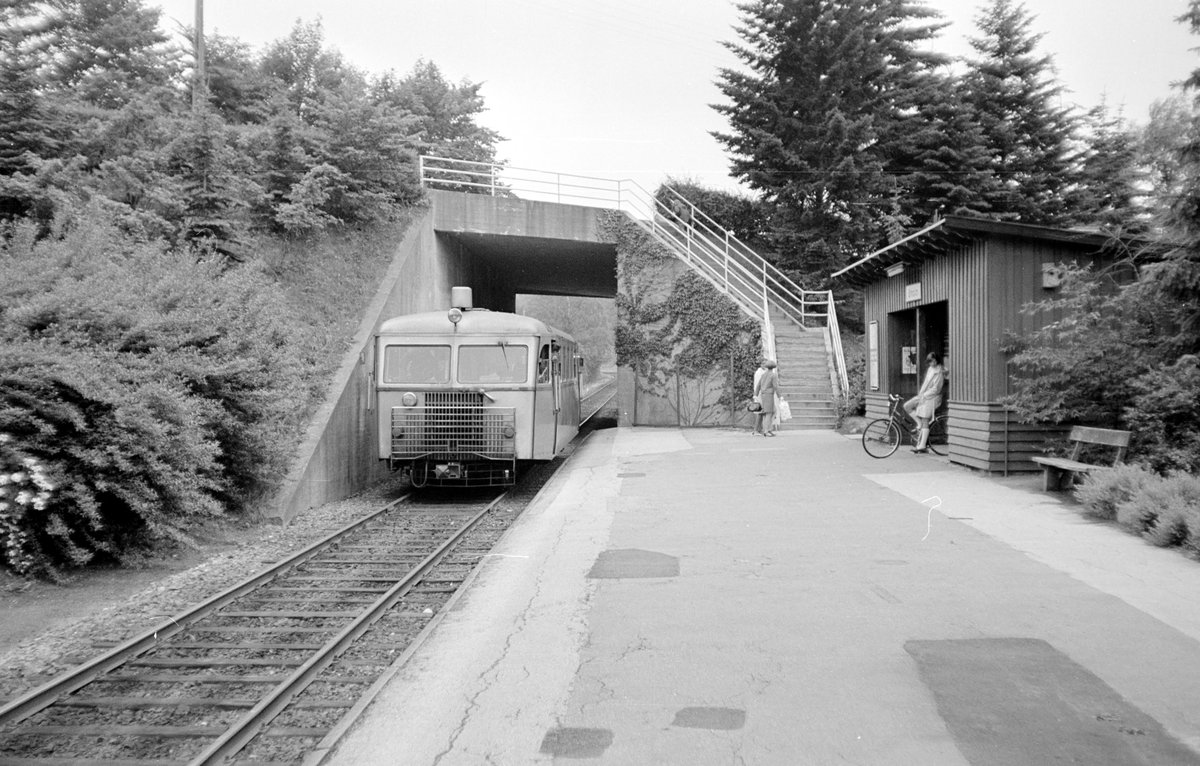 Lyngby-Nærum-Jernbane (LNJ / Nærumbanen): Ein Triebwagen des Typs Sm (Scandia 1952) erreicht im Juni 1968 den Haltepunkt Ørholm.