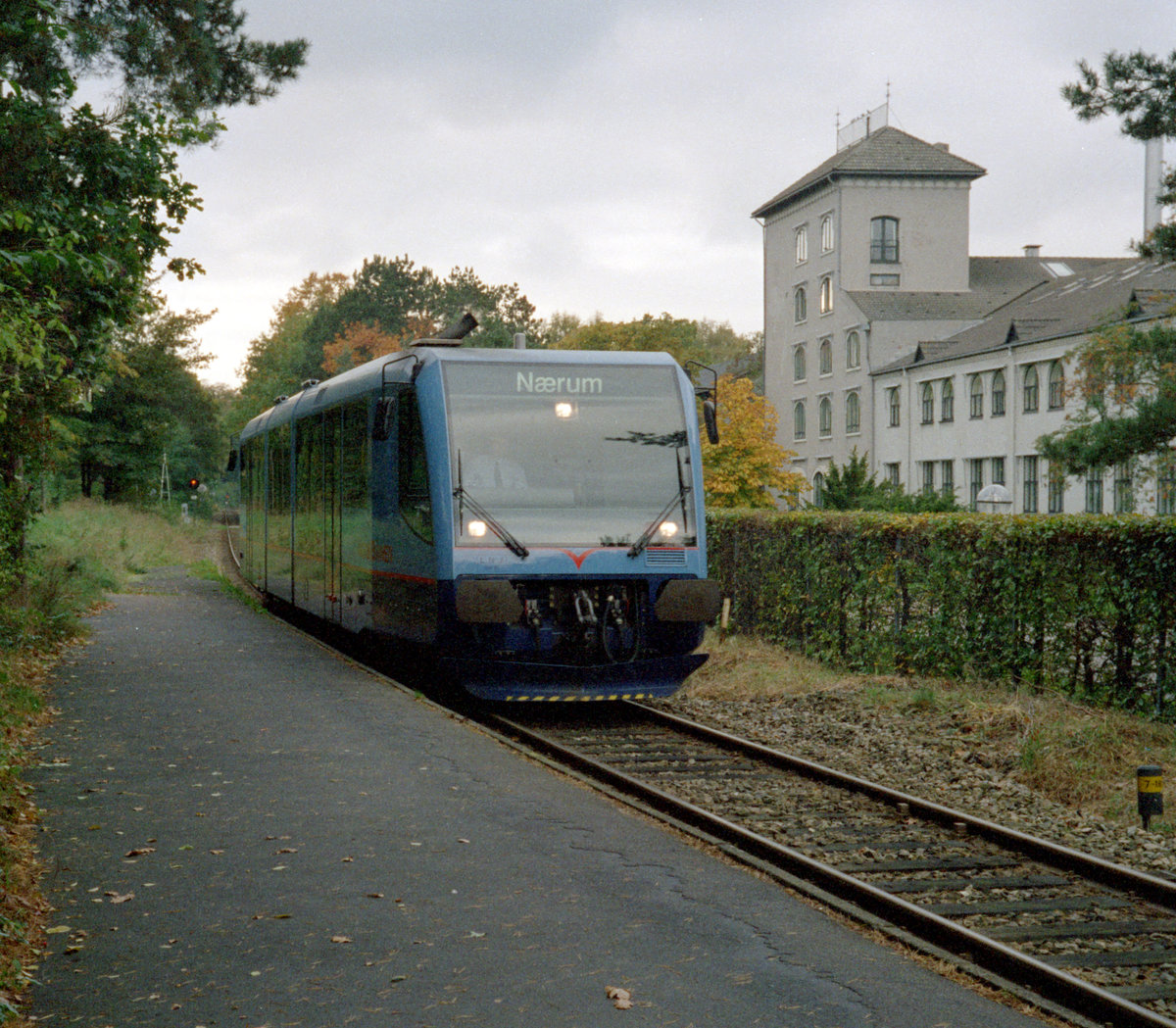 Lyngby-Nærum-Jernbane (LNJ / Nærumbanen): Ein RegioSprinter (Lm 25, 1999 von DUEWAG geliefert) erreicht am Nachmittag des 17. Oktober 2000 den Haltepunkt Ravnholm. - Scan von einem Farbnegativ. Film: AGFA HDC 200 plus.