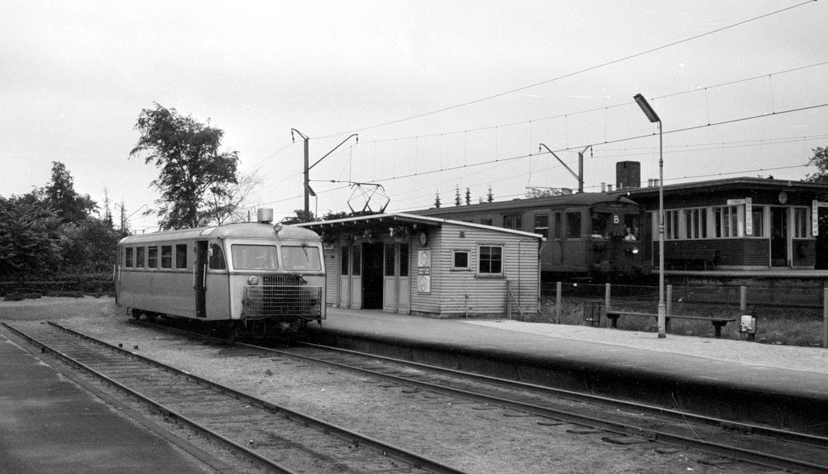Lyngby-Nærum-Jernbane (LNJ / Nærumbanen im Juni 1968): Sm 15 (Scandia 1952) wartet in Jægersborg auf Fahrgäste, die mit der S-Bahnlinie B aus Kopenhagen ankommen. - Seit 1936 gibt es hier die Umsteigemöglichkeit zwischen den beiden Bahnen.
