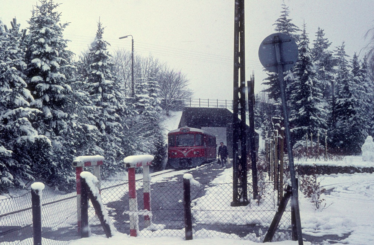 Lyngby-Nærum-Jernbane (LNJ, Nærumbanen) im März 1975: Ein Triebwagen des Typs Ym am Haltepunkt Ørholm.