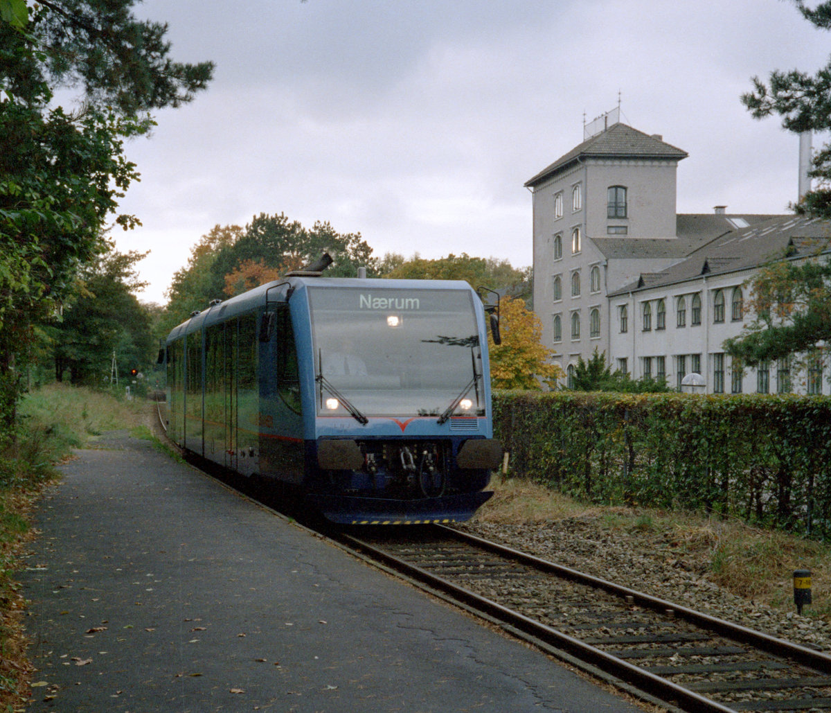 Lyngby-Nærum-Jernbane (LNJ, Nærumbanen) RegioSprinter am Haltepunkt Ravnholm. Datum: 17. Oktober 2000. - Scan eines Farbnegativs. Film: AGFA HDC 200-plus. Kamera: Minolta XG-1.