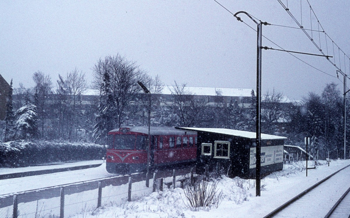 Lyngby-Nærum-Jernbane (LNJ), normalerweise 'Nærumbanen' genannt: Ein Triebwagen des Typs Ym (Hersteller: Waggonfabrik Uerdingen) hält im März 1975 in Jægersborg, dem einen Endpunkt der Bahn. Hier hatten / haben die Fahrgäste direkte Verbindung zur Linie B der DSB S-Bahn Kopenhagen. - Heute fahren auf der LNJ DÜWAG-RegioSprinter des Bahnbetriebes 'Lokalbanen'.