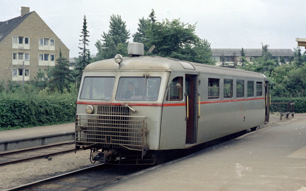 Lyngby-Nærum-Jernbane (LNJ) Scandia-Schienenbustriebwagen (Sm) am Endbahnhof Jægersborg (in der Nähe von Lyngby). In Jægersborg gab / gibt es Umsteigemöglichkeiten zur S-Bahn in Richtung Kopenhagen. - Scan von einem Farbnegativ. Film: Kodacolor X.