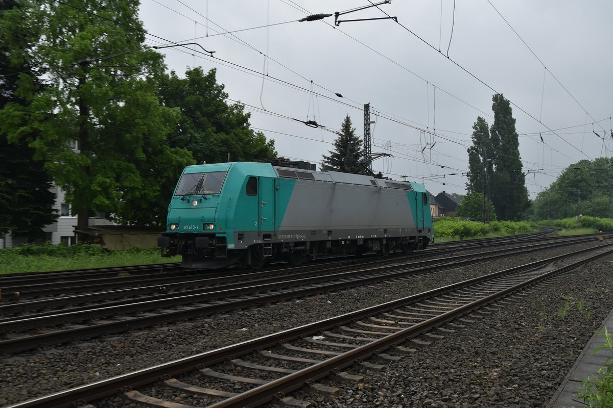 LZ 185 613-7 der CROSSRAIL fährt hier gen Mönchengladbach Hbf durch den Rheydt Hbf am 13.5.2018