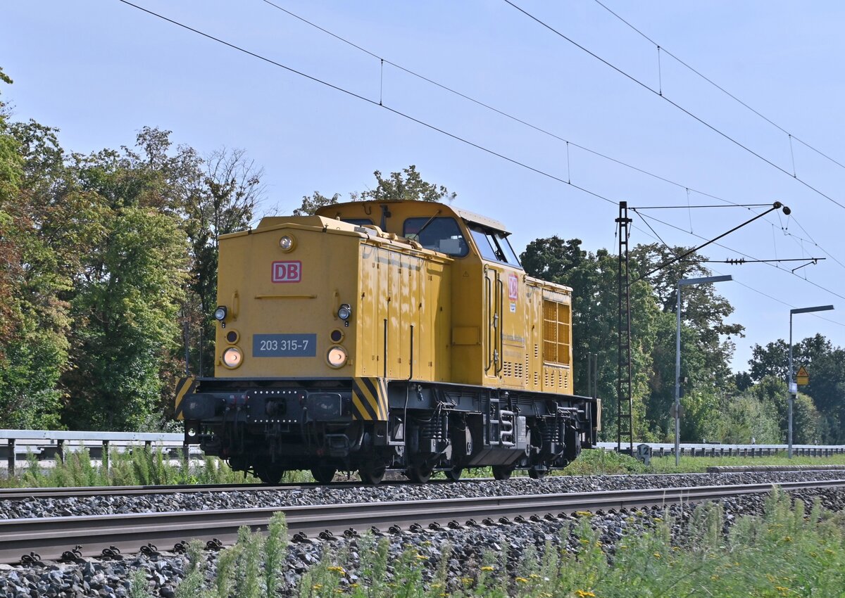 LZ 203 315-7 DB Netz Instandhaltung in Thüngersheim gen Karlstadt kommt aus dem Gegenlicht. 14.9.2021