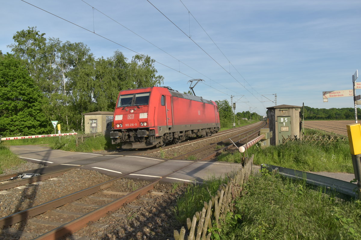 LZ am Bü Broicherseite kommt die 185 216-9 aus Neuss Weißenberg. 17.5.2017