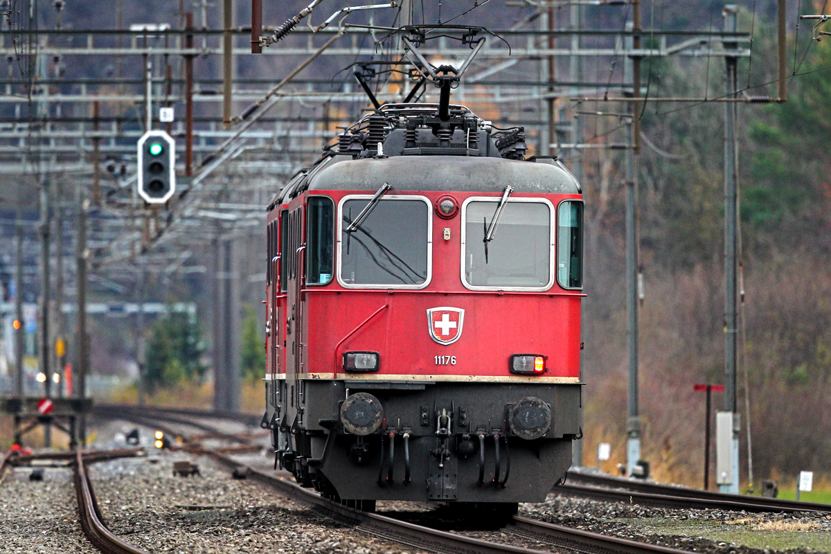 Lz aus Re 4/4 II 11248 und 11176 durchfährt Weesen Richtung Chur.Bild 17.11.2014