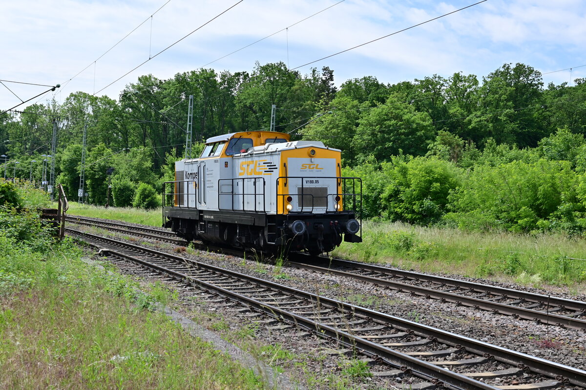 LZ aus Richtung Mühlacker kommend, hier Maulbronn West durchfahrend ist die SGL V180.05 alias 1203 161-5 in Richtung Bretten unterwegs. 31.05.2022