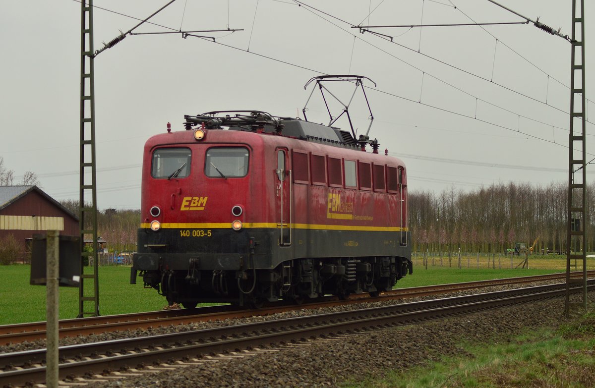 LZ bei Bösinghoven ist die EBM 140 003-5 auf der Kbs 495 gen Duisburg unterwegs.31.3.2016