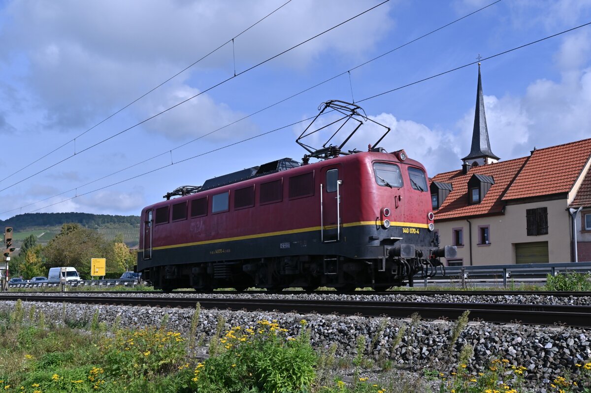 LZ fährt die 140 070-4 durch Thüngersheim gen Karlstadt am Mittag des 28.9.2021