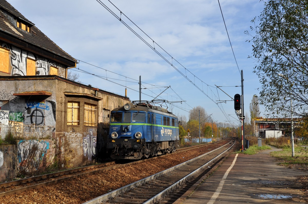 Lz fahrende EU07 527 bei der durchfahrt durch Katowice-Ligota gen Sden (27.10.2013)
