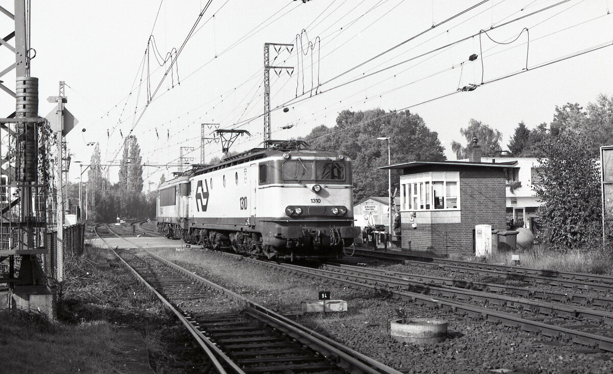 Lz-Fahrt von Arnhem nach Emmerich; NS 1310 mit im Schlepp NS 1644, bei der Ankunft in Emmerich am 13.10.1996, 12.14u. Rechts sieht mann noch Stellwerk  M . Scan (Ilford FPP4).