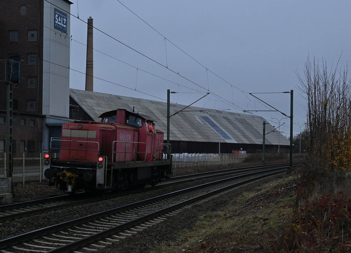 LZ ist hier die 294 681-2 in Kochendorf zusehen auf ihrer Fahrt zurück nach Bad Friedrichshall Hbf. Zuvor hatte sie eine Übergabe fürs Audiwerk in Neckarsulm überstellt am Abend des 19.11.2021