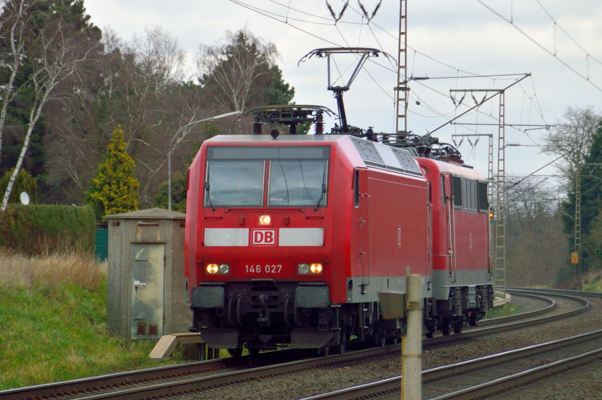 LZ kommen bei Wickrath kurz vorm Bü Dahler Weg die 146 027 und dahinter die 111 014-9 in Richtung Aachen gefahren. Freitag 21.2.2014