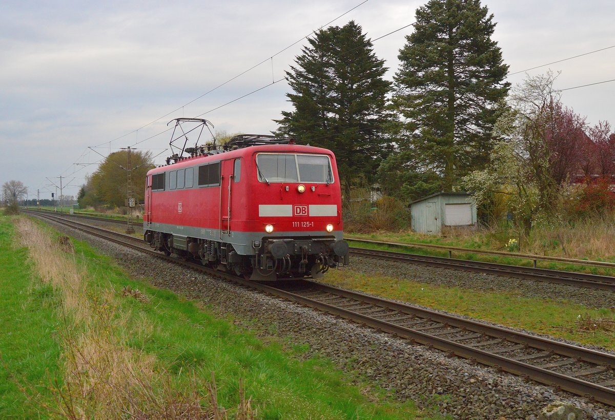 LZ kommt die 111 125-1 in Herrath durchgefahren in Richtung Aachen. 6.4.2016
