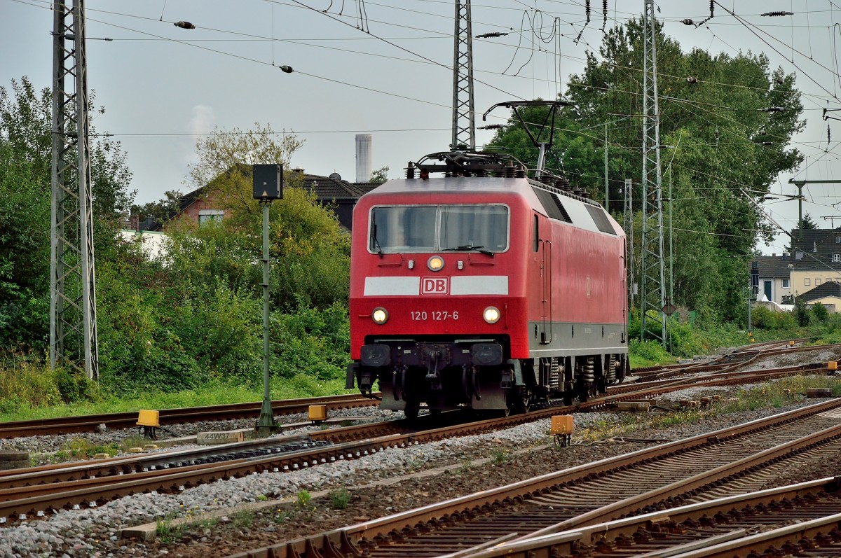 Lz kommt die 120 127-6 durch Grevenbroich in Richtung Rheydt gefahren. 30.8.2013