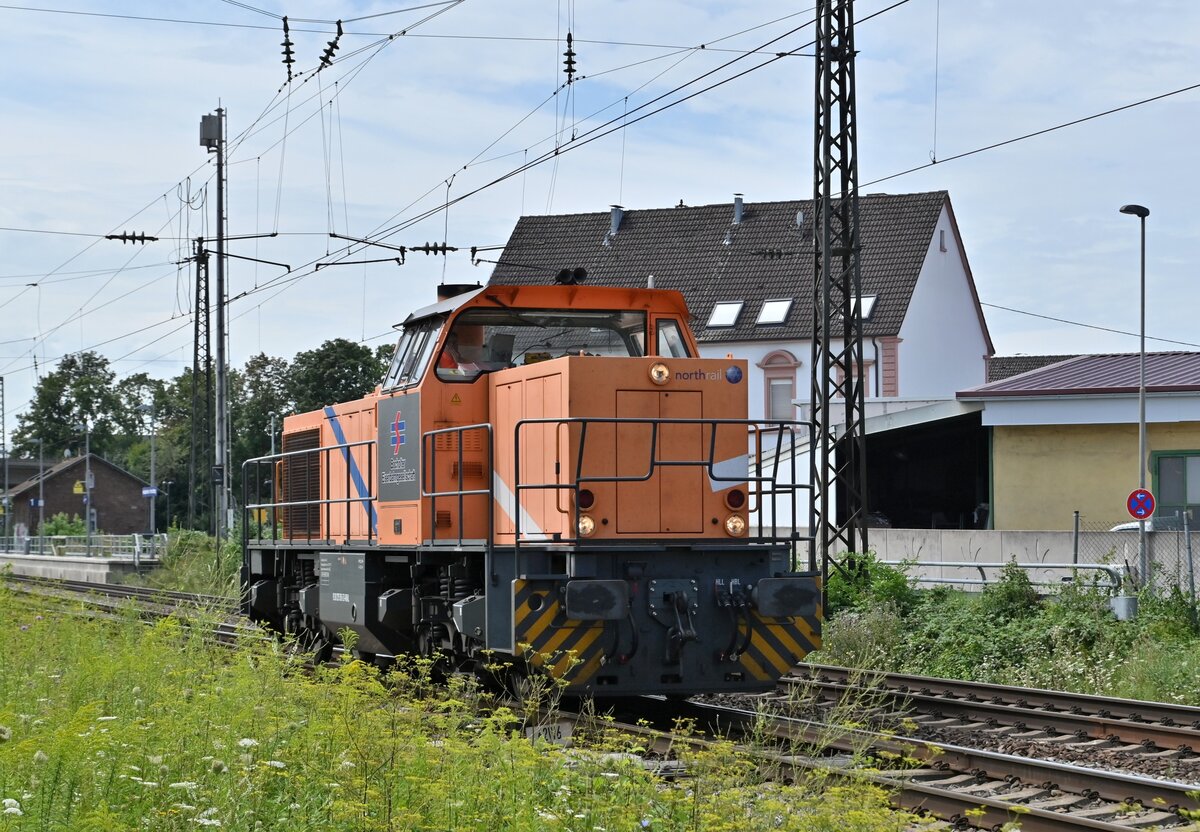 LZ kommt die 1275 105-5 am Dienstagmittag durch Heddesheim/Hirschberg gen Weinheim gefahren.