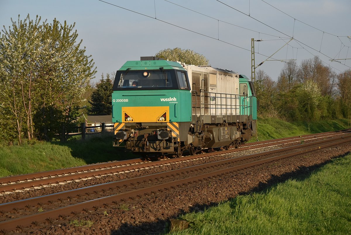 Lz kommt die 1275 405-2 aus dem Neusser Rangierbahnhof gen Osterath bei Kaarst Broicherseite am Abend des 10.4.2019 gefahren.