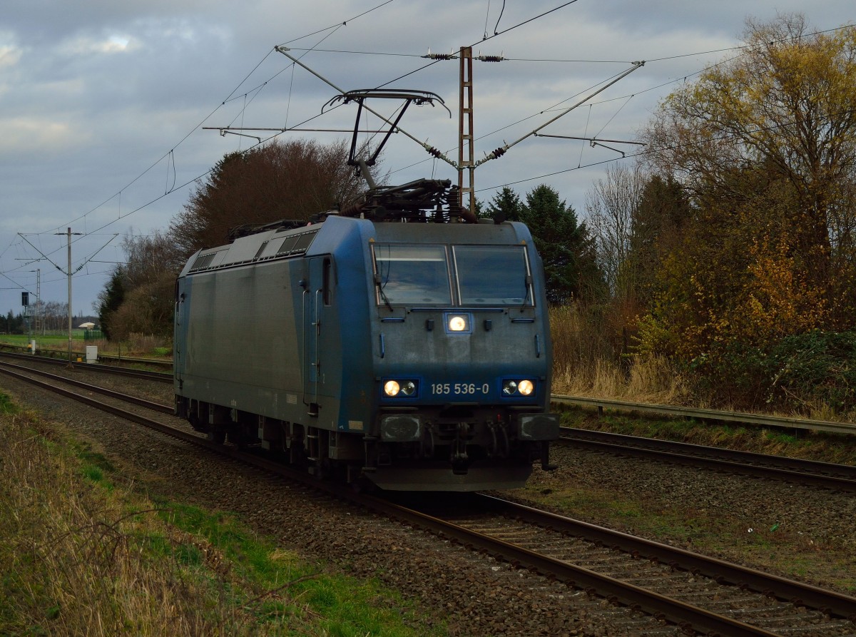 LZ kommt die 185 536-0 von Crossrail durch Herrath in Richtung Aachen gefahren. 6.12.2015