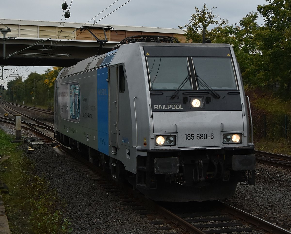 LZ kommt die 185 680-6 mit TH Aachen Werbung durch Korschenbroich gen Neuss gefahren.
28.9.2017