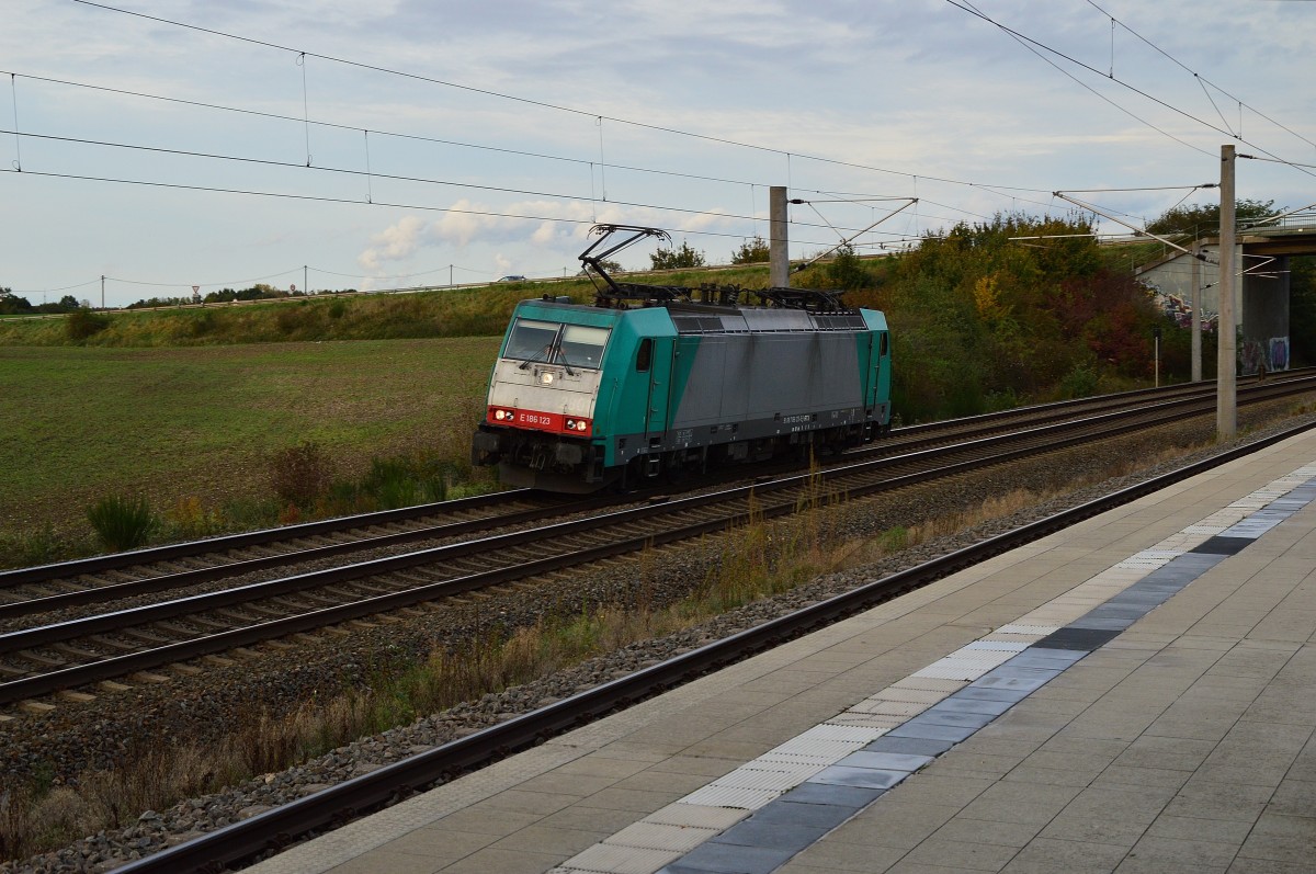Lz kommt die 186 123 von TLX durch Merzenich gen Düren gefahren. 26.10.2014
