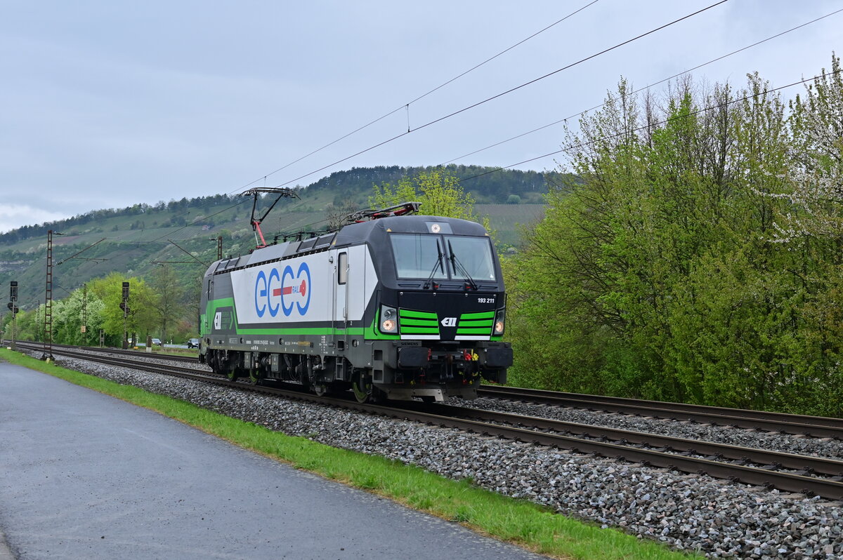 LZ kommt 193 211 von ECCO durch Thüngersheim am 26.4.2022 gen Würzburg gefahren.