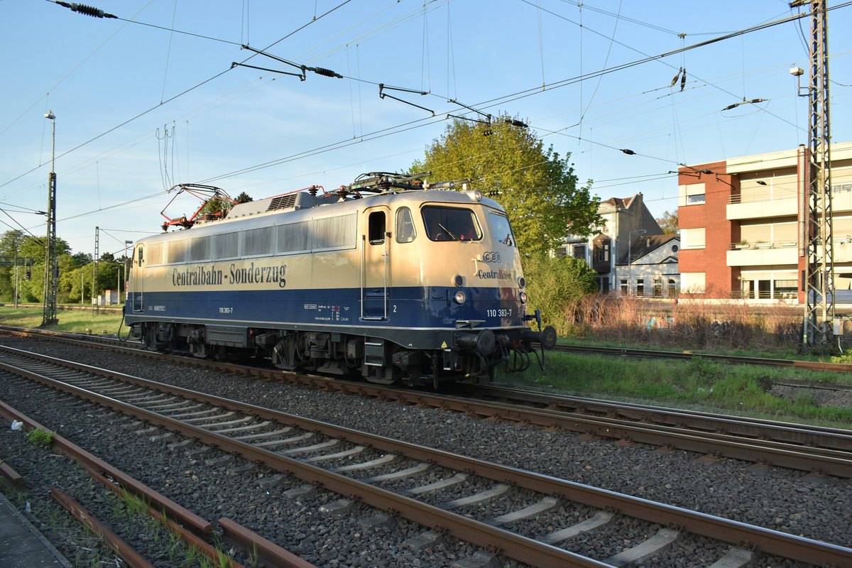 Lz kommt die CBB 110 383-7 durch Rheydt gen Odenkirchen gefahren am heutigen Abend. 19.4.2018