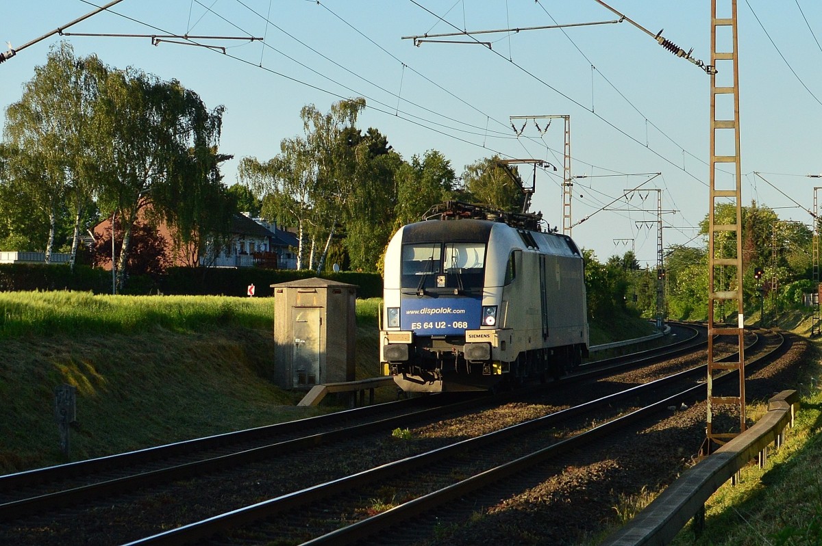 LZ kommt die Dispo-lok ES 64 U2 - 068/182 568-8 der Wiener Lokalbahn AG durch Wickrath in Richtung Aachen gefahren. 16.5.2014