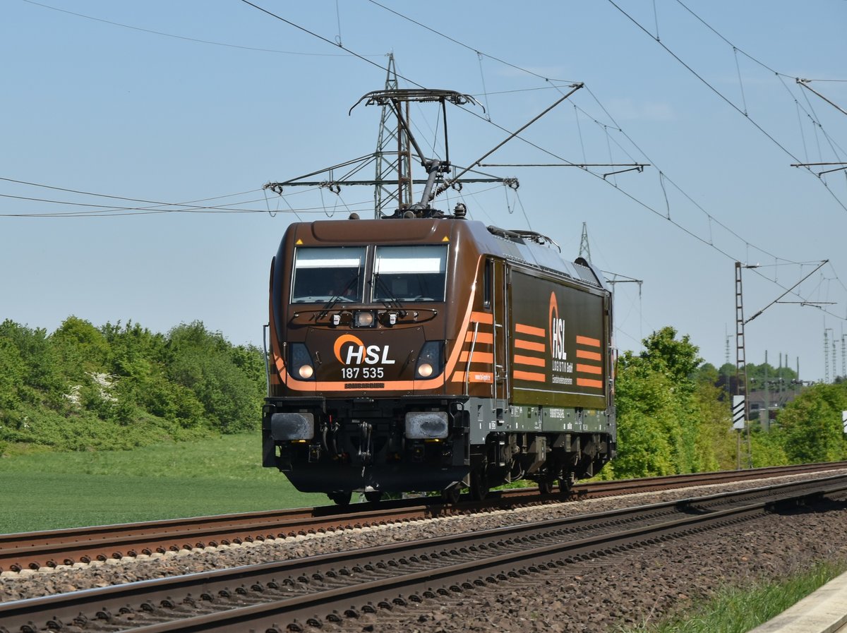 LZ kommt die HSL 187 535 heute Mittag gen Aachen/West fahrend an mir vorbei gefahren.
Wickrathhahn den 5. Mai 2018