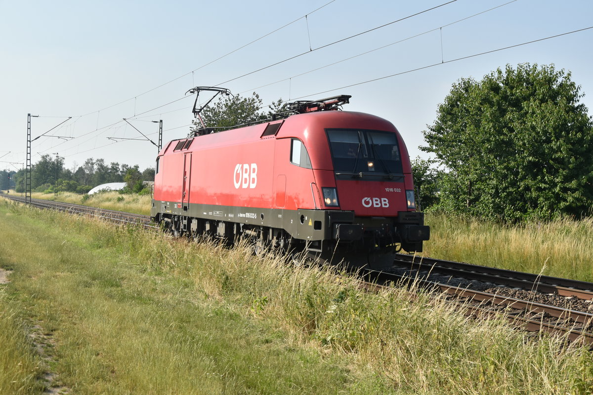 Lz kommt die ÖBB 1016 032 bei Kaarst Broicherseite gen Neuss gefahren am Abend des 26.9.2019