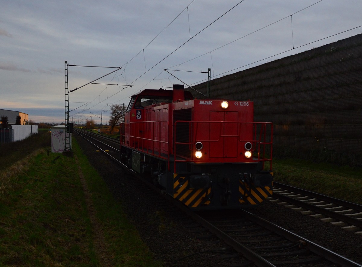 LZ kommt die Railflex 275 111 aus Richtung Dormagen zurück nach dem sie einige Zeit zuvor in die Gegenrichtung zwei Wagon brachte. Allerheiligen 22.12.2015