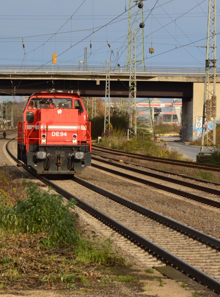 LZ kommt die RHC DE 94 in Hürth-Kalscheuren gen Brühl fahrend auf den Fotografen zu.
5.12.2015