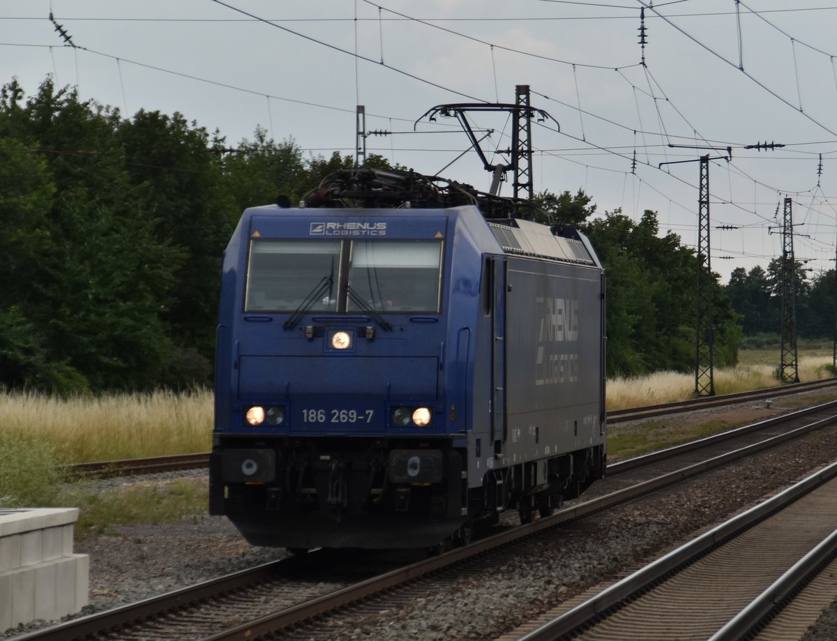 Lz kommt die Rhenus Logistics 186 269-7 durch Heddesheim/Hirschberg gen Weinheim gefahren. 24.6.2018