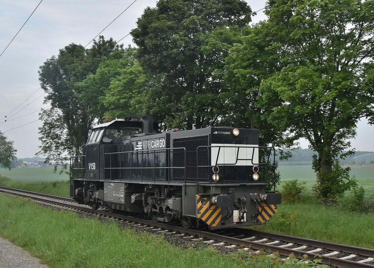 Lz kommt die V158 der RTB bei Boisheim gen Dülken gefahren....mittelerweile hat sich der Nebel gelichtet. Samstag den 18.Mai 2019