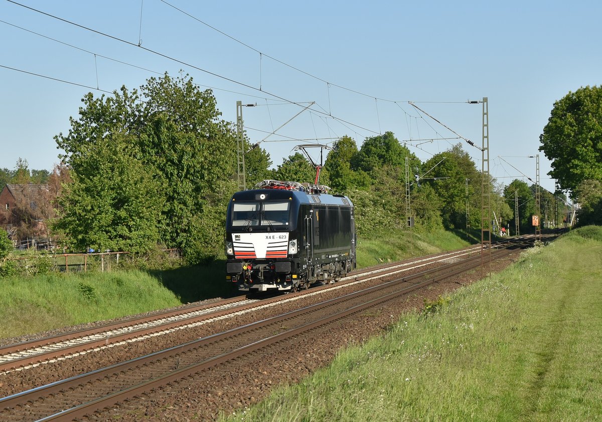 LZ kommt die X4E-623 bei Kaarst Broicherseite gen Osterath gefahren. 
13.5.2019