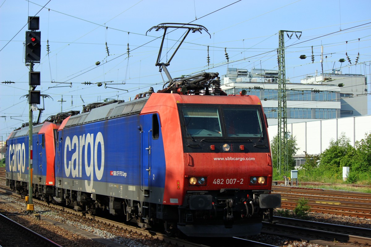 LZ Leistung der SBB Cargo Traxx 482 007-2 in Bruchsal auf dem Weg nach Heidelberg. /Juli2015