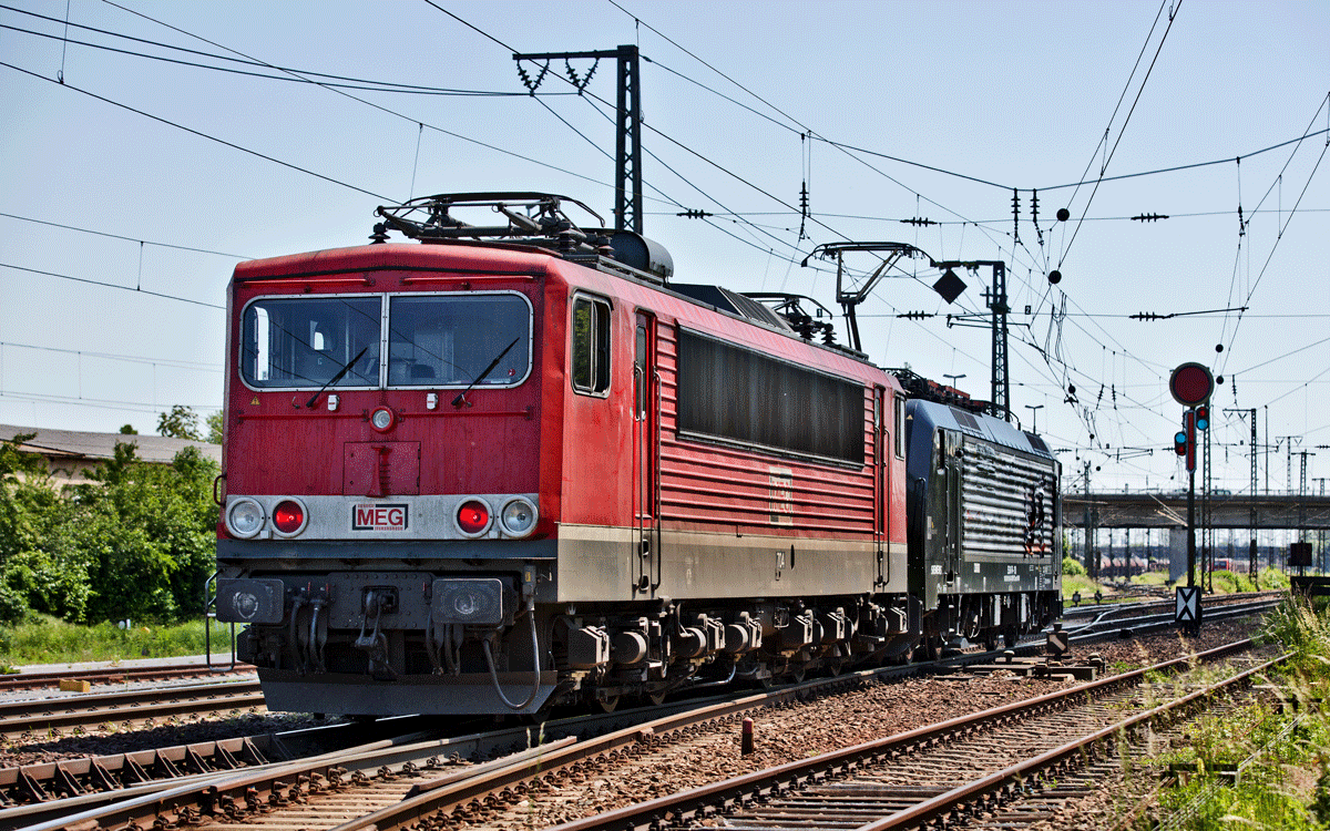 Lz MEG 155 704 / ES 64 F4 150 in Regensburg begegnet mir bei sehr ungünstigem Lichteinfall.Bild 27.5.2017