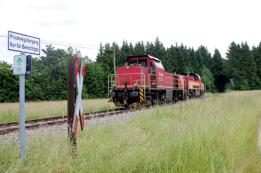 Lz mit V124 und V180 kurz hinter Schlatt auf dem Weg nach Hechingen, wo V 180 abgestellt wurde, V124 furh dann zur Verstärkung nach Stetten(21.06.2016)