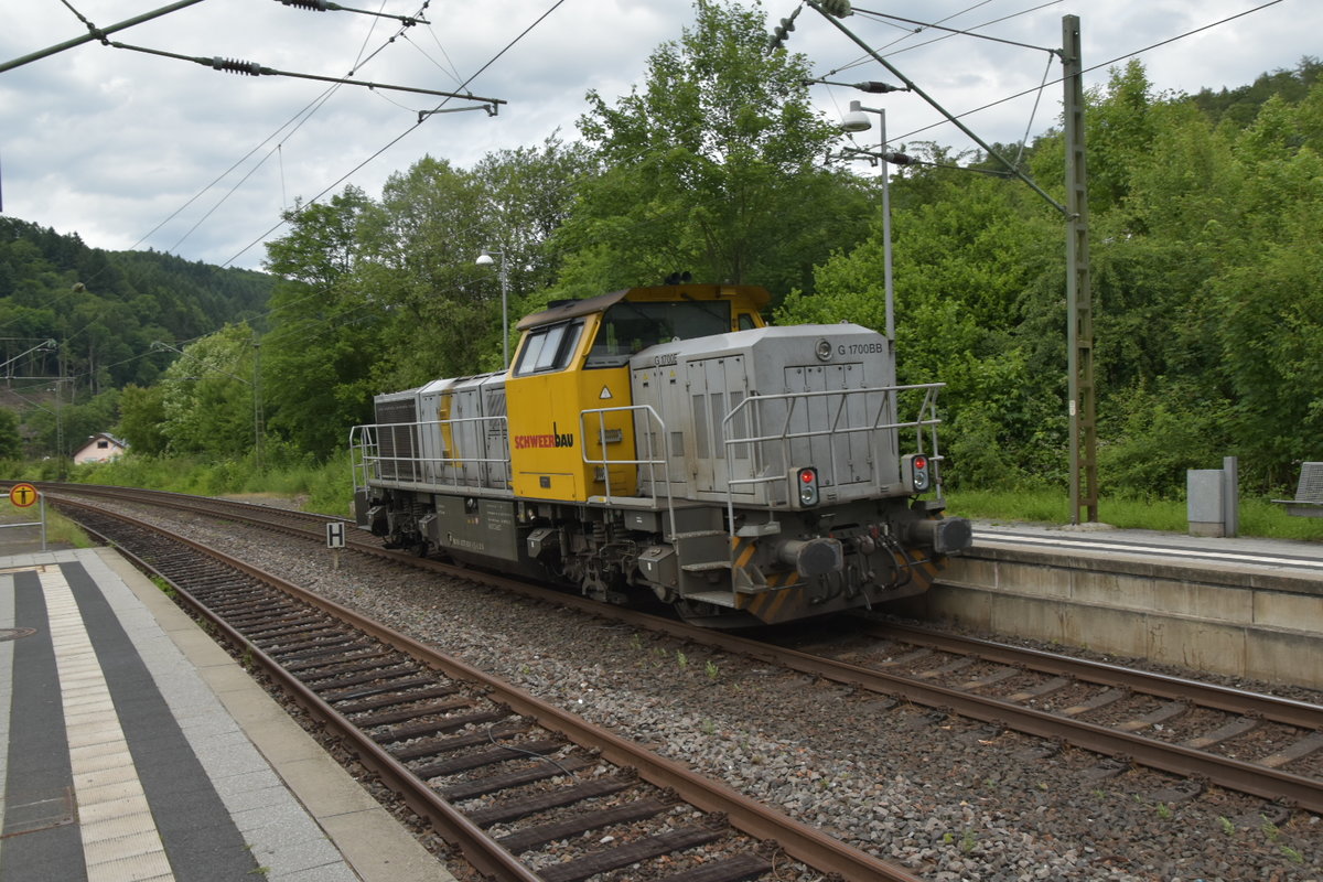 Lz im Nachschuss ist die 277 031 von Schweerbau in Neckargerach am Freitag den 16.6.2017 Gen Heidelberg durchfahrend zu sehen. 