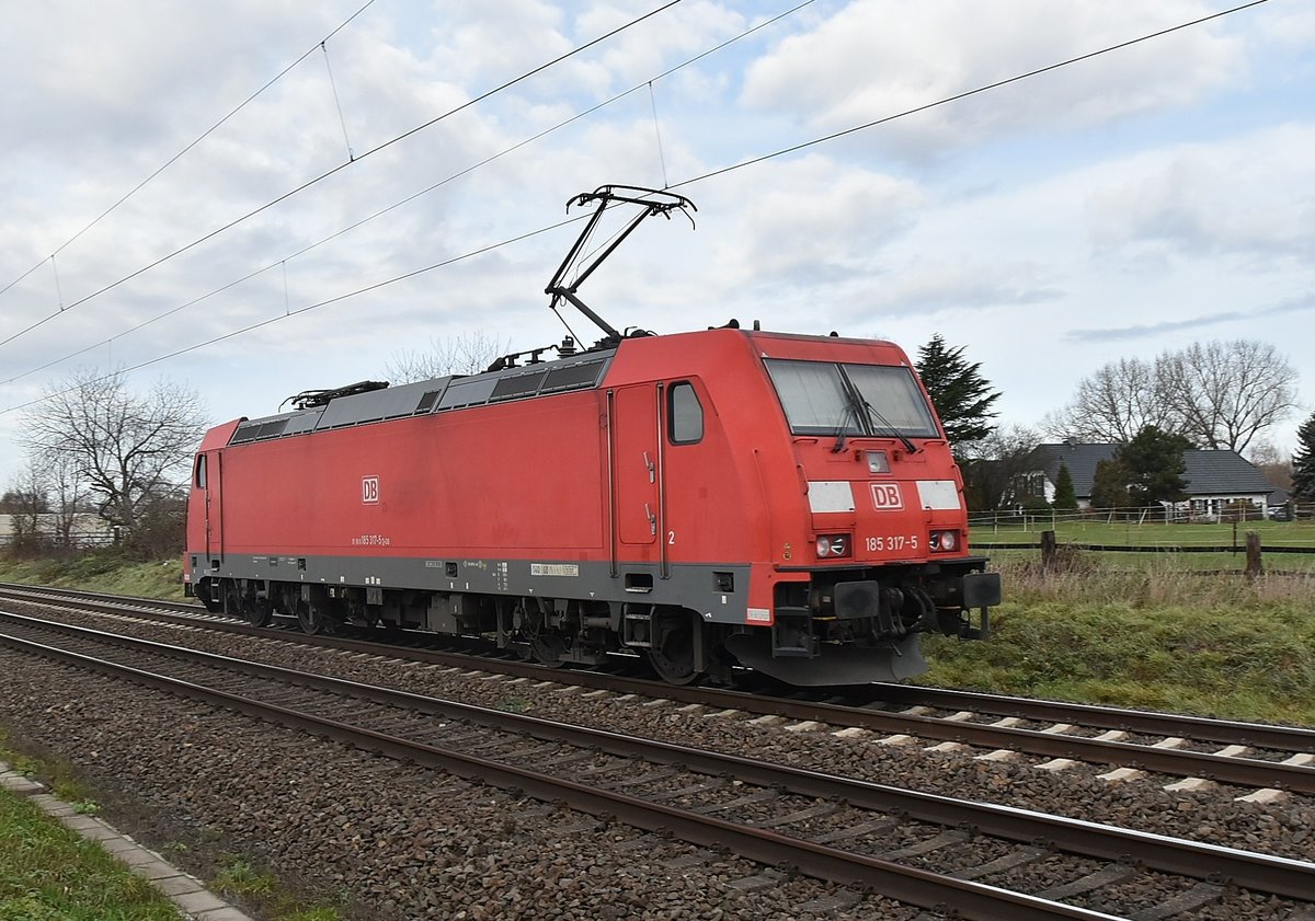 Lz im Nachschuß ist hier die 185 317-5 bei Kaarst Broicherseite gen Osterath fahren von mir abgelichtet worden. 1.12.2018