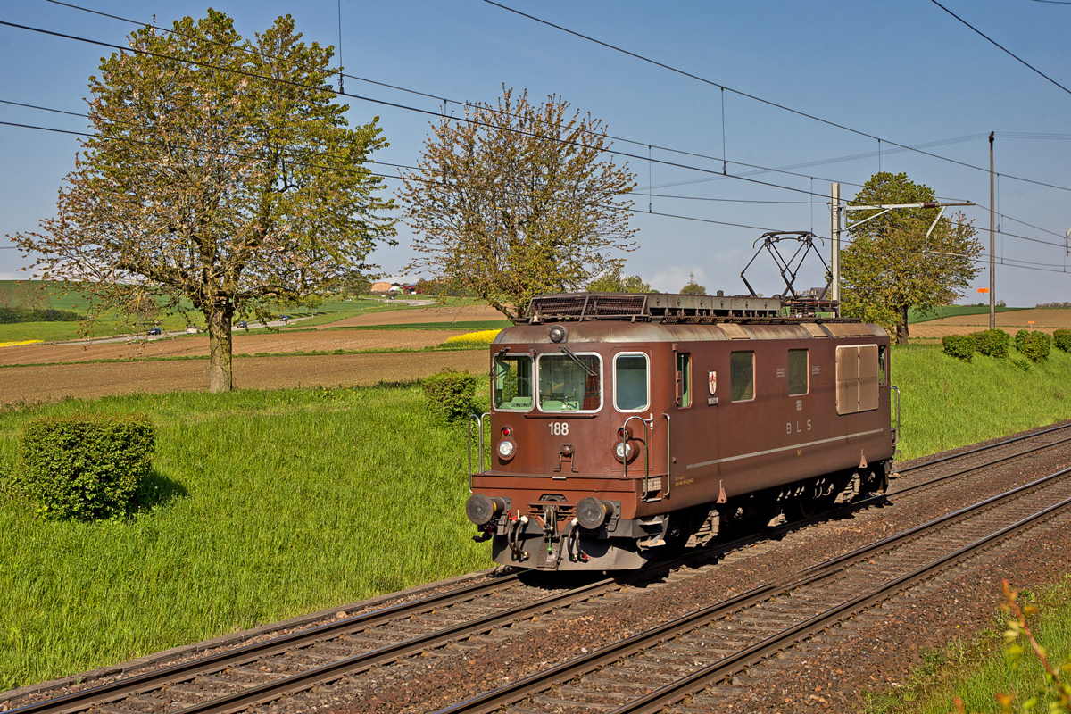 LZ Re 425  Naters  fährt in Mumpf vorbei.Bild vom 4.5.2016