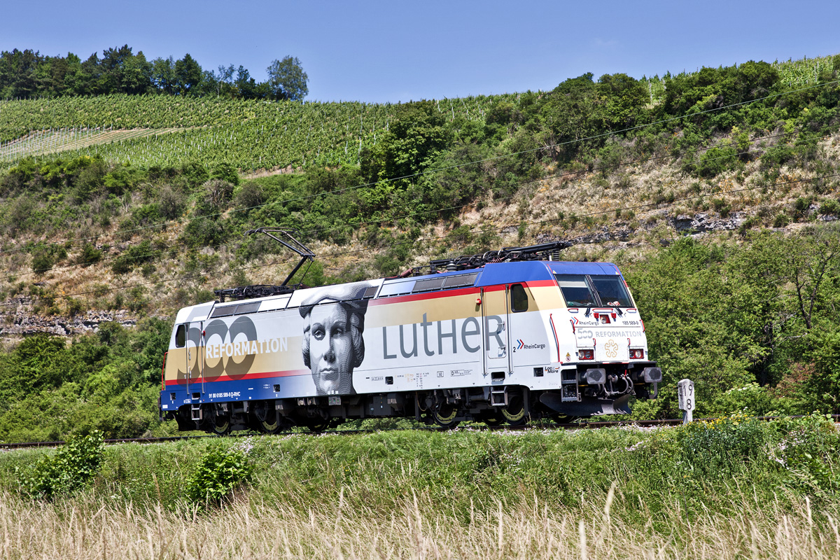 Lz RHC 185 589-9 fährt am 14.7.2017 in Himmelstadt nach Süd.
