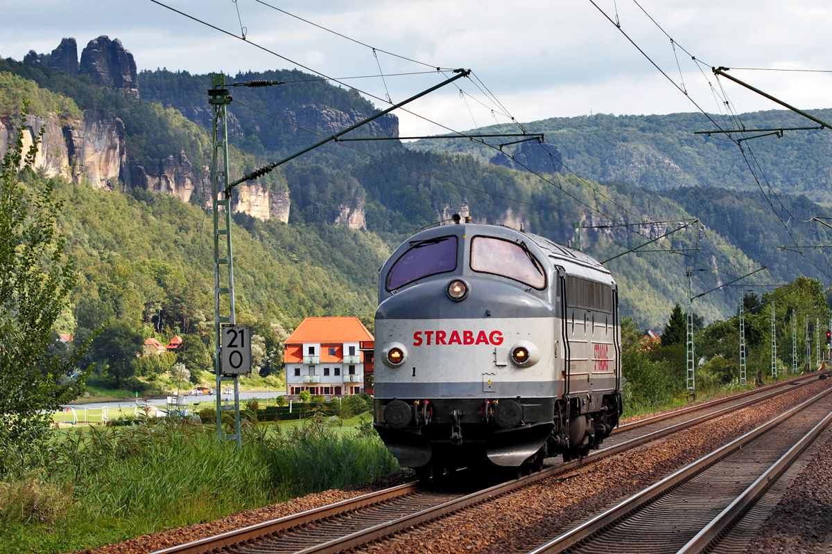 Lz Strabag  92 80 1227 007-2 D-BRS fährt in Krippen vorbei.Bild vom 8.9.2015