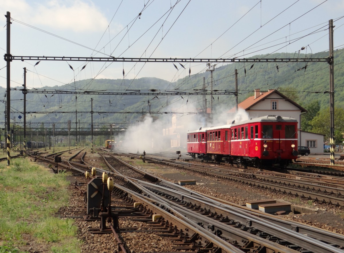 M 131. 1280, 70 54 83-09094-4 und M 131 109 am 09.05.15 bei der Ausfahrt in Ústí nad Labem-Střekov.