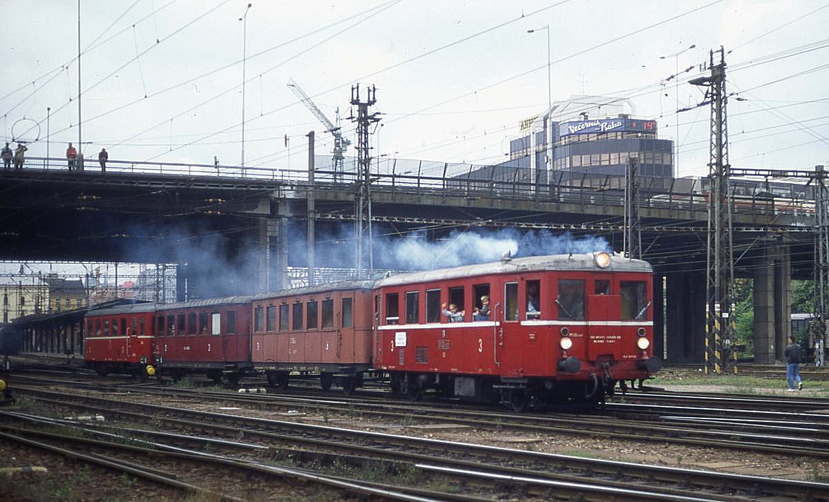 M 1311487 startet mit dicker Rauchfahne am 2.9.1995 im Prager Bahnhof Masarykovo zu einer Sonderfahrt.
