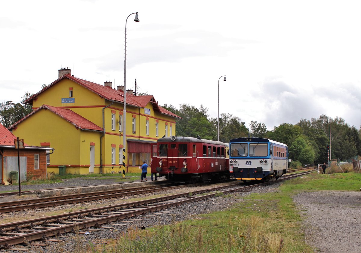 M 131.1515 fuhr am 29.08.20 eine Sonderfahrt von Cheb über Tršnice und Aš nach Hranice v Čechách. Hier ist der Zug in Aš město mit 810 666 zusehen.