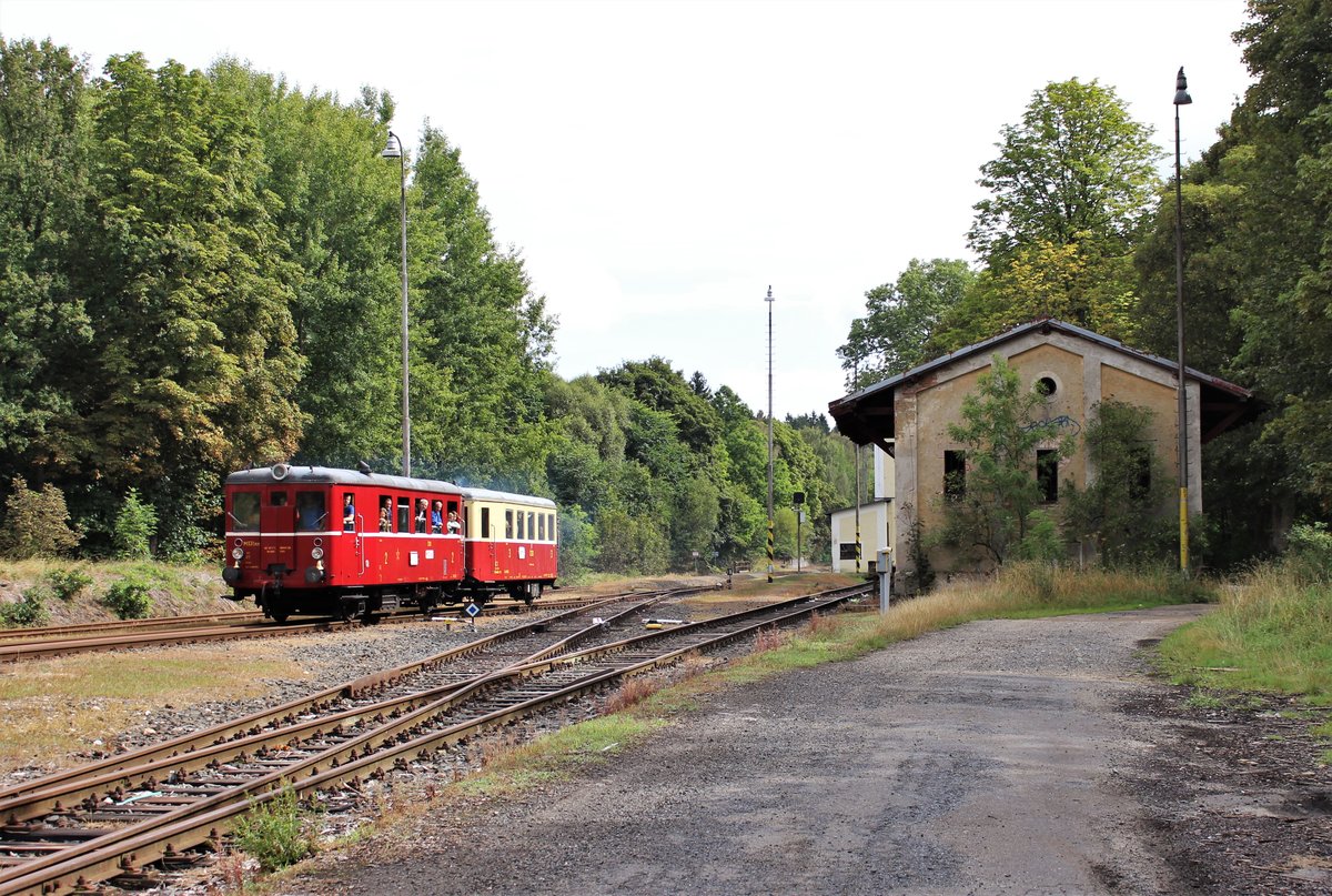 M 131.1515 fuhr am 29.08.20 eine Sonderfahrt von Cheb über Tršnice und Aš nach Hranice v Čechách. Hier ist der Zug in Hazlov zusehen.