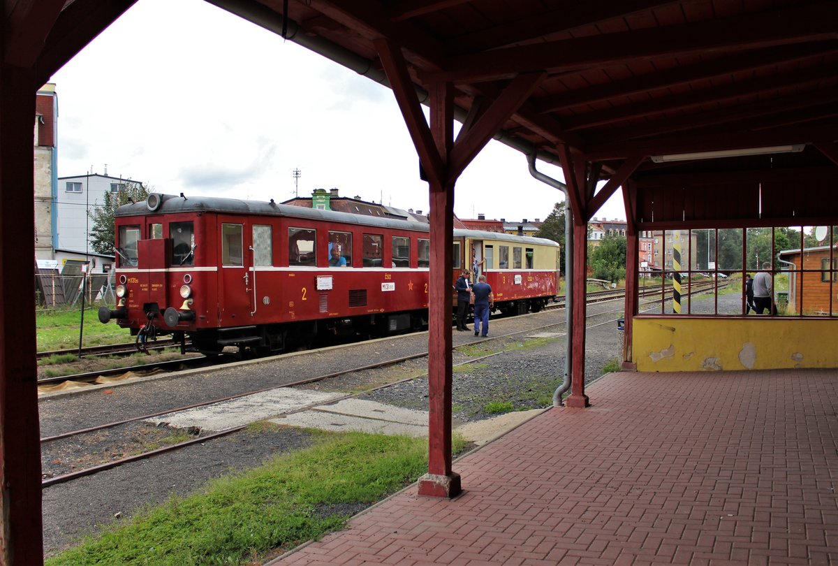 M 131.1515 fuhr am 29.08.20 eine Sonderfahrt von Cheb über Tršnice und Aš nach Hranice v Čechách. Hier ist der Zug in Aš město auf der Rückfahrt zu sehen.