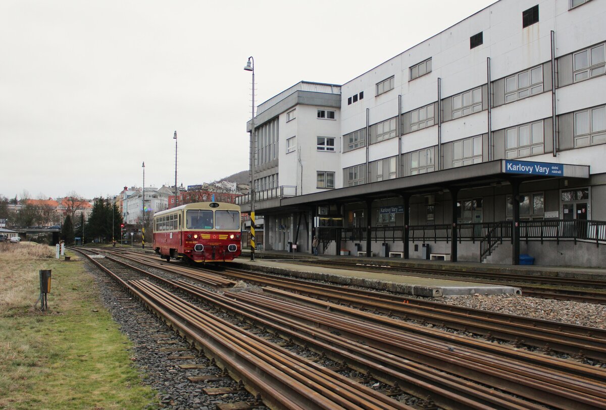 M 152 0391 (810 391-7) zu sehen am 03.02.24 in Karlovy Vary Dolní nádraží.