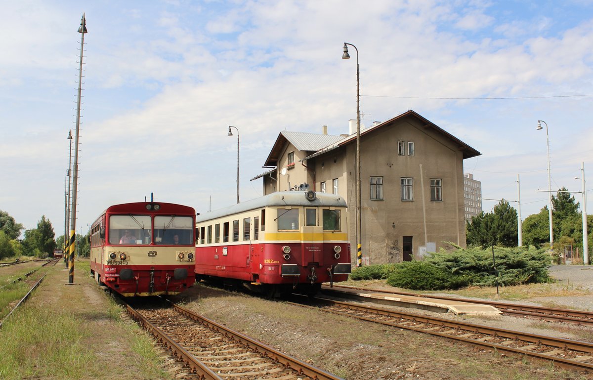 M 262.1183 und 810 334-3 zu sehen am 01.08.15 in Praha Zličín.